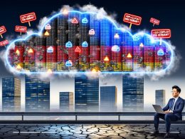 Skeptischer Geschäftsmann mit Laptop vor blendender Werbetafel, im Hintergrund deutsche Hochhäuser im Nebel und eine schwarz-rot-goldene Cloud mit auffälligen Werbeslogans, während aus der Cloud Fehlermeldungen regnen.