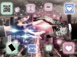 Digitale und physische Hand berühren sich über Stadtlandschaft mit Symbolen für NFC, QR-Code, AR-Brille, Smartphone, App-Icons, Datenströmen sowie analoge Objekte wie Schaufenster, Schuhe und Kaffeebecher.