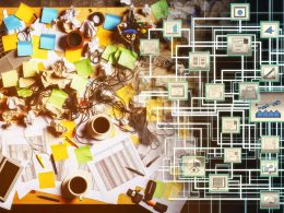 Chaotischer Schreibtisch mit Notizzetteln und Kaffeetassen, darüber digitale Grafik von strukturiertem Workflow und App-Icons als Symbol für Content-Optimierung