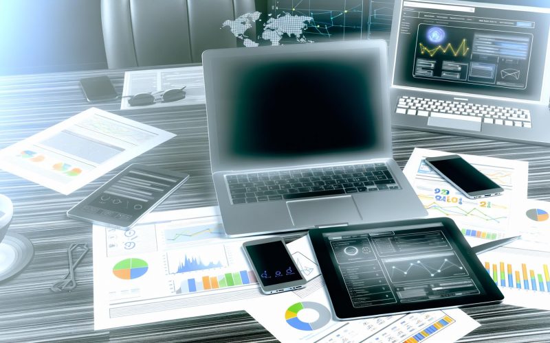 Vogelperspektive auf einen Schreibtisch mit Laptop (Google Search Console), Tablet (Bing Webmaster Tools), Smartphone (Yandex.Webmaster), technischen Grafiken und Website-Dashboard im Hintergrund.