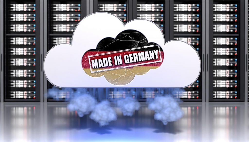 Stilisierte weiße Cloud mit ‚Made in Germany‘-Stempel über Serverracks, feine Risse und deutsche Flaggenfarben, mit verschwimmenden Begriffen wie Datenschutz und Compliance.