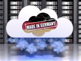 Stilisierte weiße Cloud mit ‚Made in Germany‘-Stempel über Serverracks, feine Risse und deutsche Flaggenfarben, mit verschwimmenden Begriffen wie Datenschutz und Compliance.