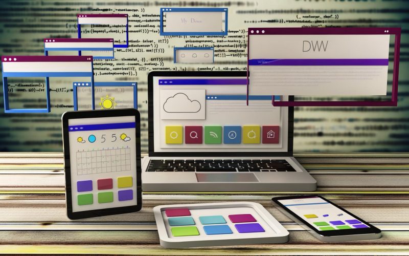 Moderner Arbeitsplatz mit Laptop, Tablet und Smartphone auf Holztisch, Bildschirme zeigen farbige, schwebende Widgets und stilisierte Codezeilen im Hintergrund.