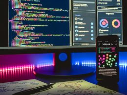 Moderner technischer Arbeitsplatz bei Nacht mit Monitor, der Instagram Bot-Code und Engagement-Statistiken anzeigt, Smartphone mit geöffneter Instagram-App sowie Notizen und Skizzen auf dem Tisch.