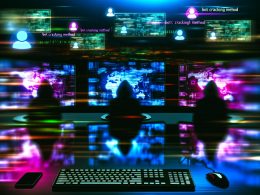 Futuristischer Computerarbeitsplatz mit Monitoren voller bunter Codes, Diagramme und Instagram-Logos, Silhouetten blicken konzentriert auf die Bildschirme, leuchtende Datenströme auf Tastatur und Smartphone, „Bot Cracking Method“-Grafik sichtbar.