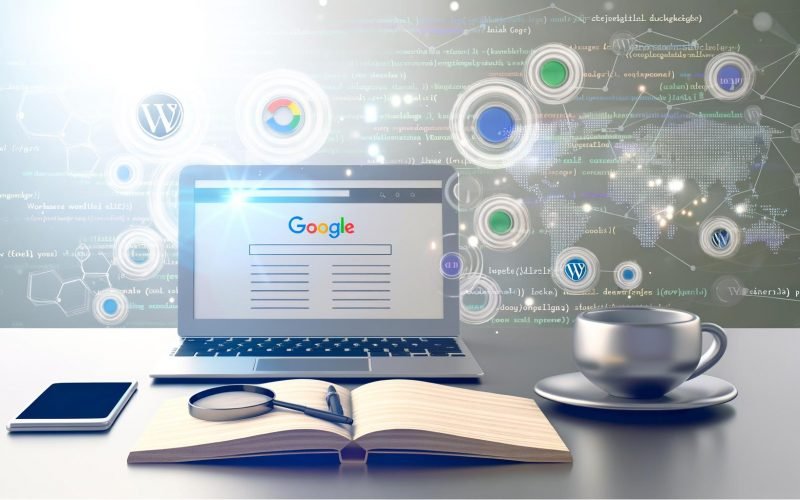 Moderner Schreibtisch mit offenem WordPress-Dashboard auf dem Laptop, daneben Notizblock, Smartphone, Kaffee und schwebende Suchmaschinen-Icons. Im Hintergrund sind SEO-Diagramme, Ranking-Kurven und HTML-Code zu sehen.