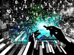 Modernes Magazin-Titelbild: Analytische Hände strukturieren Datenströme vor chaotischer Zahlen- und Diagrammlandschaft mit leuchtenden Türkistönen.