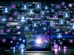 Futuristisches Nacht-Workspace mit Laptop und leuchtenden Instagram-, Bot- und Daten-Elementen, digitale Zahnräder im Hintergrund.