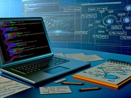 Moderner Arbeitsplatz mit Laptop, der gtag.js-Code anzeigt, umgeben von Notizblöcken mit gezeichneten Tag-Trigger-Flowcharts und angedeuteten Analytics-Diagrammen im Hintergrund.