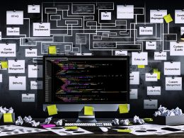 Modern eingerichteter Arbeitsplatz mit großem Bildschirm, der modulare JavaScript-Codes und ein Flowchart zur gtag-Implementierung zeigt. Post-its zu Data Layer, Consent Management und Debugging; chaotische Elemente im Hintergrund im Kontrast zur klar strukturierten Arbeitsfläche.