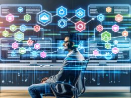 Online-Marketing-Experte an modernen Bildschirmen mit Make-Automation, APIs, Webhooks und digitalen Cloud-Hologrammen in einem innovativen Workspace