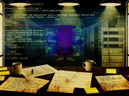 Horizontale Magazin-Collage mit leuchtendem Bildschirm voller Python-Code und Server-Logs, umgeben von Kaffee, Notizen und gedruckten Logdateien; im Hintergrund angedeutete Crawler-Bots und projizierte Analyse-Grafiken im industriellen Workspace.