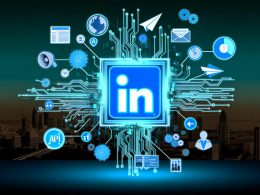 Modernes, leuchtend-blaues LinkedIn-Logo mit digitalen Datenströmen und Icons für Automatisierung, Werbung, Content-Posting und Datenanalyse, vor einer futuristischen Skyline.