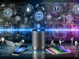 Futuristischer Arbeitsplatz mit Sprachassistenten, Hologrammen, technischen Plänen und diversen Nutzern, die durch Sprache mit modernen Geräten interagieren.