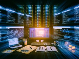 Dunkler SEO-Arbeitsplatz mit mehreren Monitoren, technischen SEO-Diagrammen, Notizbüchern, Kaffeetassen und Server-Racks im Hintergrund bei Nacht.