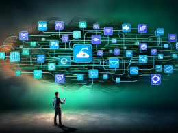 Dramatisches Titelbild mit digitalem API-Dschungel, in dem eine moderne Büro-Person mit Tablet eine Tech-Karte prüft. Schilder mit großen Logos von Google, Meta, HubSpot, Salesforce und Microsoft zeigen in unterschiedliche Richtungen. Im Hintergrund verschlungene Kabel und API-Symbole.