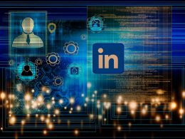 Futuristisches Tech-Titelbild mit LinkedIn-Interface, Netzwerk-Linien, Programmcode, Circuit-Motiven, Avataren, Zahnrädern und Cloud-Symbolen auf blauem digitalen Hintergrund.