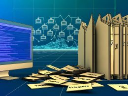 Moderner Arbeitsplatz mit Google Tag Manager Interface, organisiert mit Notizen und digitalen Ordnern, daneben weggefegtes Tracking-Chaos und hervorgehobene Klarheit im Datenmanagement.