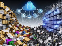 Visualisierung einer chaotischen digitalen Arbeitsumgebung mit unsortierten Dateien, die von einem zentralen Serverknotenpunkt strukturiert in Content-Systeme wie E-Commerce und CMS gelenkt werden.