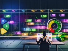 Marketing-Fachkraft analysiert digitale Daten und Web-Performance-Diagramme mit Core Web Vitals Indikatoren an großen Bildschirmen im modernen Büro.