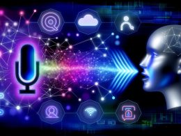 Futuristische Illustration eines digitalen Sprachassistenten mit abstrahiertem Gesicht, leuchtendem Mikrofon, visualisierten Schallwellen, neuronalen Netzwerken und Symbolen für KI, Cloud und verschiedene Kommunikationsarten vor dunklem Hintergrund.