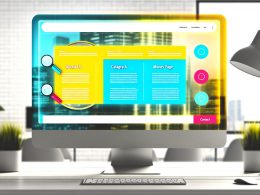 Hervorgehobener Footer einer modernen Website mit sieben beschrifteten Links und Analyse-Icons auf einem großen Desktop-Monitor in einem hellen, zeitgemäßen Büro.
