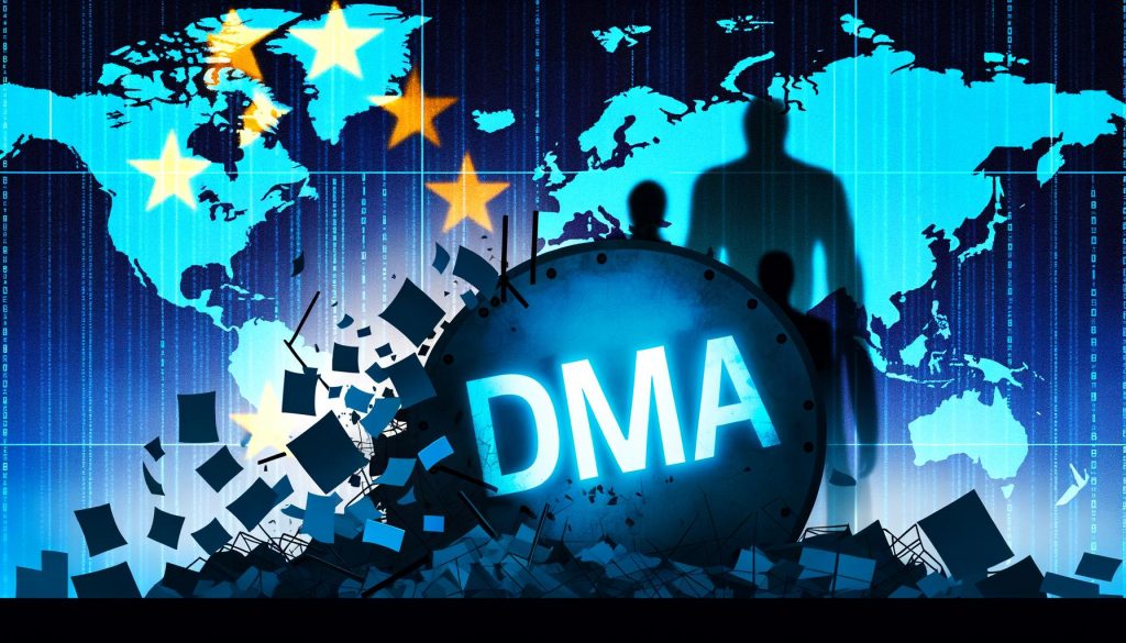 Übergroße Schatten von Google, Meta, Apple und anderen Big-Tech-Konzernen ragen vor einer Europa-Karte empor. Eine Abrissbirne mit der Aufschrift DMA zerstört Datennetze und Behördendokumente. Die Farben sind kühlblau, grau und signalorange, im Hintergrund leuchten teils verdeckte EU-Sterne.