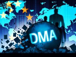 Übergroße Schatten von Google, Meta, Apple und anderen Big-Tech-Konzernen ragen vor einer Europa-Karte empor. Eine Abrissbirne mit der Aufschrift DMA zerstört Datennetze und Behördendokumente. Die Farben sind kühlblau, grau und signalorange, im Hintergrund leuchten teils verdeckte EU-Sterne.