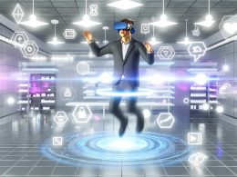 Person mit VR-Headset in einem digitalen Shop voller interaktiver 3D-Produkte, Hologramme und leuchtender Benutzeroberflächen, Plattform-Logos wie Meta Quest und PlayStation VR im Hintergrund.