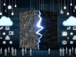 Illustration von Entwicklern vor einer geteilten Code-Mauer zwischen Monolith und Microservices mit Cloud- und Container-Symbolen im Flat-Design.