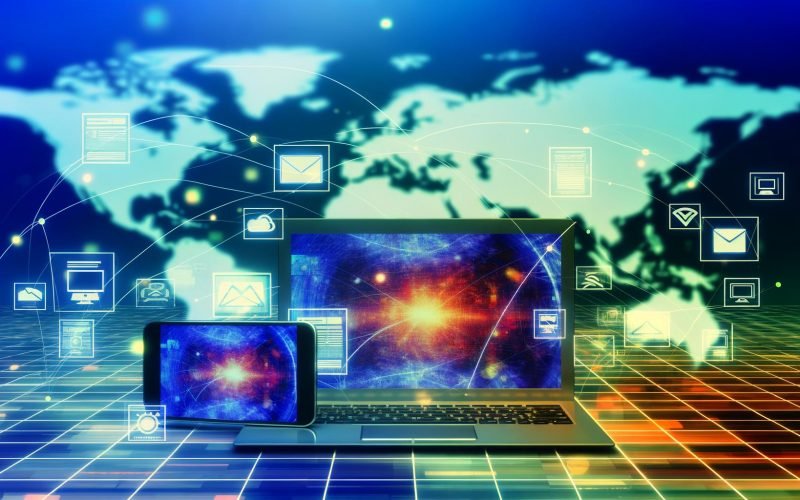 Digitales Schaubild mit Laptop und Smartphone, beide mit Werbebannern, umgeben von Logos bekannter Websites und Netzwerk-Linien auf einer abstrahierten Weltkarte