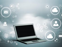 Offenes Laptop mit Phantombuster Dashboard und mehreren App-Modulen, umgeben von Icons für LinkedIn, Instagram, X (Twitter) und Google Maps. Im Hintergrund Automatisierungs-Grafiken wie Zahnräder, Netzlinien und Wolken, die einen modernen digitalen Arbeitsplatz symbolisieren.