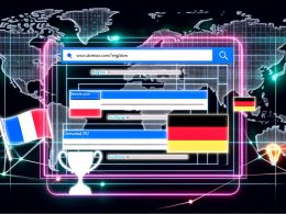 Modernes, kollaboratives Großraumbüro mit digitalem Redaktionskalender auf großem Bildschirm, Teammitglieder arbeiten gemeinsam an Laptops und Tablets.