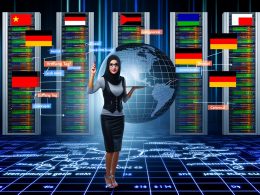 SEO-Experte analysiert vor Whiteboard mit Diagrammen zu hreflang und Canonical internationale Webseiten auf mehreren Screens, Serverracks im Hintergrund.