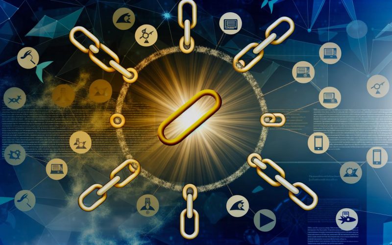 Digitale Illustration einer Hyperlink-Kette mit einem goldenen, hervorgehobenen Link, der moderne Website-Icons verbindet. Suchmaschinen-Elemente und Haifischflossen im Hintergrund deuten auf die Konkurrenz bei Backlinks hin.