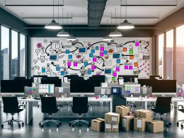 Großraumbüro mit Content-Team, verschiedenen Workflow-Boards auf Monitoren, Skizzen von SEO-Performance, Papierstapeln und Kaffeetassen, kreative Agenturumgebung mit Stadtblick.