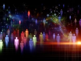 Futuristische Illustration mit einer abstrahierten Menschenmenge, aus der einzelne bunte Kundensilhouetten verblassen. Datenpunkte, Diagramme und neuronale Netzwerke schweben über einer nächtlichen Großstadt-Szenerie.