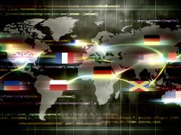 Moderne Digital-Weltkarte mit farbigen Browserfenstern, Länderkennungen und vernetzten URL-Endungen, im Hintergrund technische SEO-Codes und hreflang-Tags.