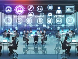 Futuristischer Newsroom mit digitalen Dashboards, Workflow-Diagrammen, Content-Teams und transparenten UI-Overlays für effiziente Content-Erstellung in einem modernen Arbeitsumfeld.