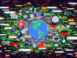 Bunte, chaotisch angeordnete Stichwörter aus verschiedenen Sprachen und Länderflaggen wirbeln um Weltkugeln, umgeben von Suchmaschinen-Logos und kulturellen Symbolen aus Großstädten.