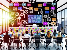 Team arbeitet an einem Monitor mit bunter n8n-Benutzeroberfläche, umgeben von Marketers, Entwicklern, Mindmaps und Post-its im modernen, futuristischen Büro.