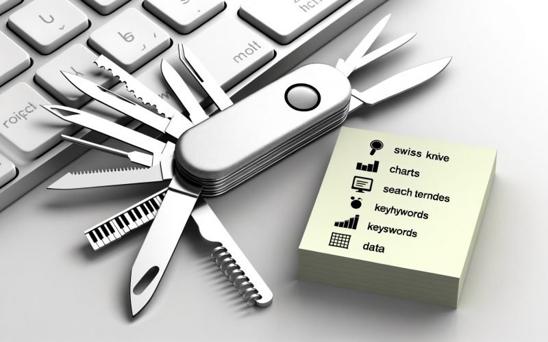 Digitales Schweizer Taschenmesser mit Keyword-Tools-Symbolen auf einer Tastatur und Notizzetteln mit Daten