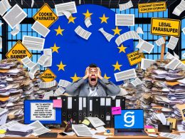Gestresster Marketer sitzt in einem Büro voller Papierstapel, DSGVO-Notizen und Cookie-Banner, umgeben von EU-Sternen und einem Netz aus Paragraphenzeichen.