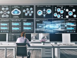 Person im modernen Büro betrachtet digitales Whiteboard mit komplexen Content-Flows und Headless CMS Dashboards auf mehreren Monitoren