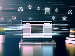 Moderner Laptop mit leuchtender Strapi-CMS-Oberfläche, daneben verblassende CMS-Logos und abstrakte Symbole für API und Datenbanken auf urbanem, cleanem Schreibtisch.