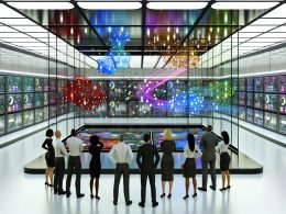 Diverse Fachleute analysieren Kundendaten-Cluster auf großen transparenten Bildschirmen in einem modernen, automatisierten Rechenzentrum.