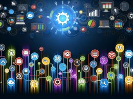 Dynamische Flat-Design-Infografik zeigt miteinander vernetzte Online-Marketing-Tools als farbige Icons, leuchtende Datenflüsse, Zahnräder, API-Symbole und ein zentrales Dashboard für maximale Effizienz.