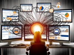 Überforderter Marketer jongliert mit mehreren Tools an verschiedenen Bildschirmen, während ein leuchtendes Integrations-Hub die digitale Unordnung klärt.