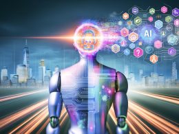 Humanoider Roboter mit offenem Technik-Kopf voller Datenströme und neuronaler Netzwerke, umgeben von holografischen Marketing-Symbolen, vor einer futuristischen Skyline mit Server-Farmen und Code-Schnipseln.