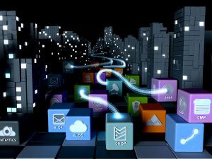 Moderne Stadtlandschaft bei Nacht mit farbigen, leuchtenden Modul-Bausteinen wie Blog, Shop, CRM und Analytics. Im Hintergrund verblassen große, graue Monolithen mit WordPress- und Typo3-Logos.